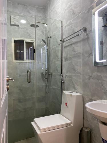 KusafeZurik Apartments的带淋浴、卫生间和盥洗盆的浴室