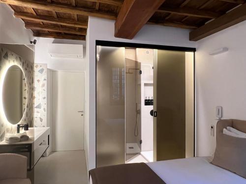 罗马Affreschi al Pantheon的一间卧室设有通往淋浴的玻璃门