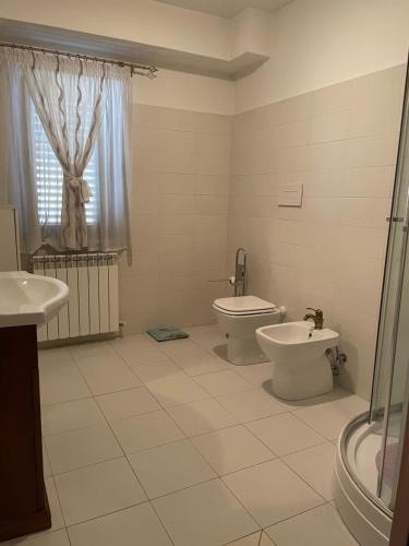 Pratola PelignaCasa Di Marzio的一间带卫生间和坐浴盆的浴室