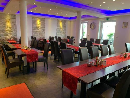 布格多夫Hotel Restaurant Ayhan的一间在房间内配有桌椅的餐厅