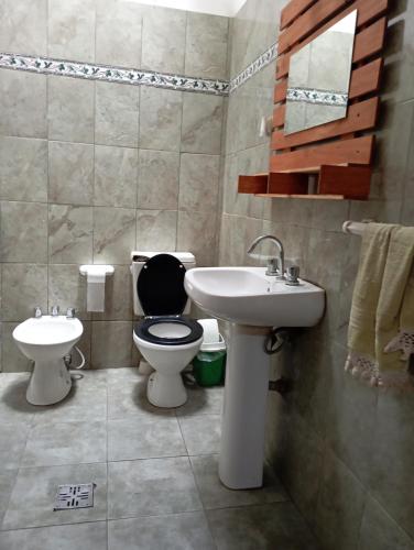 科斯金Alojamientos Cosquín的一间带卫生间和水槽的浴室