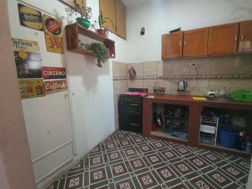 科斯金Alojamientos Cosquín的带冰箱的厨房和瓷砖地板。