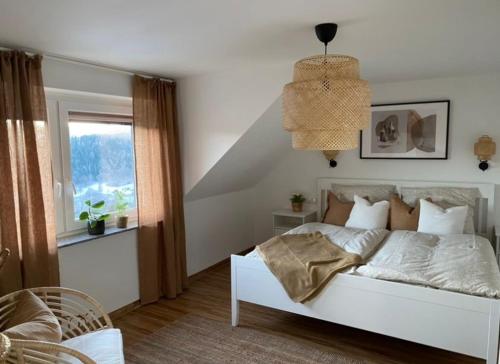 ArnoldshammerMorgensonne的卧室配有白色的床和窗户。