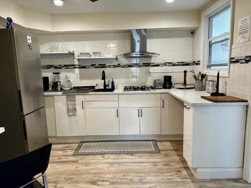 扬克斯2-A Diamond in Yonkers的厨房配有白色橱柜和炉灶。