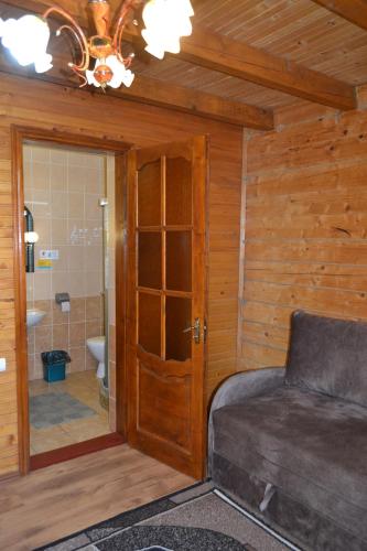 米戈韦Hirskyy Svitanok的客房设有一张床和一间浴室。