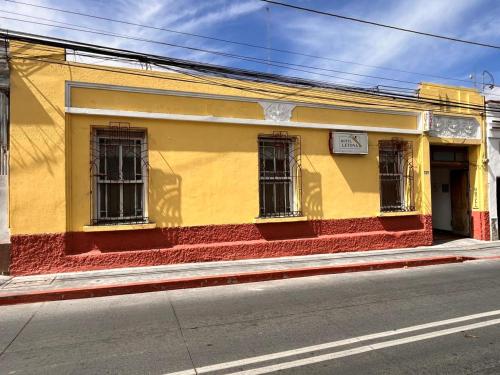 危地马拉Hotel Letona的街道边的黄色和红色建筑