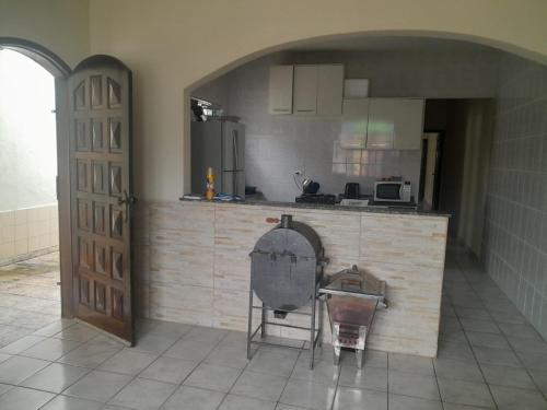 索莱马Cass Praia的一间厨房,内设柜台和拱门