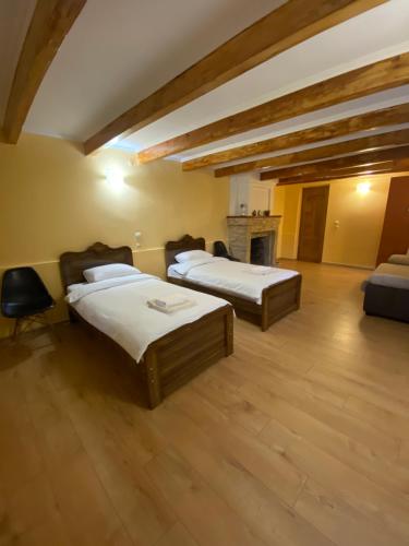 祖格迪迪Nagi House的带壁炉的大型客房内的两张床