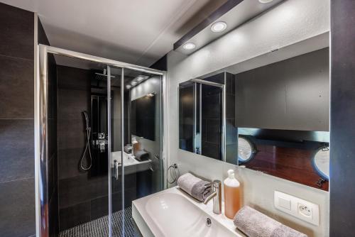 伊特尔Tabor 67 Luxury Houseboat的一间带水槽和淋浴的浴室