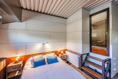 伊特尔Tabor 67 Luxury Houseboat的一间卧室配有一张带蓝色枕头的大床