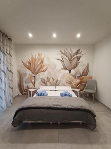 博洛尼亚Villa Laura Holiday House 2的一间卧室配有一张壁画床