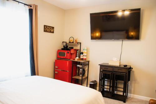 伊普西兰蒂HomeTel Premium Guest Suite w/ Private Entrance的卧室配有一张床,墙上配有电视。