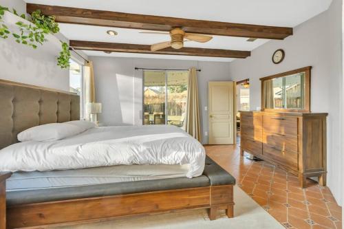 萨克拉门托Mediterranean Style Modern House的一间卧室配有一张床和吊扇