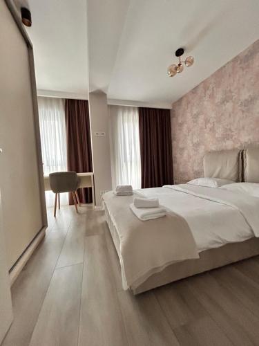 布加勒斯特Elegance的酒店客房带一张大床和一把椅子