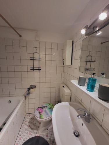 特里尔Zentrales Apartment mit Balkon und Parkplatz的浴室配有盥洗盆、卫生间和浴缸。