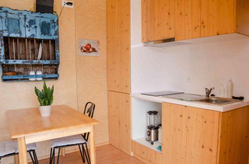 O Refugio Nas Vinhas的一个带桌子和水槽的小厨房