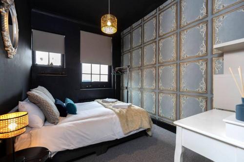 哈特尔普尔Dickens' Nook的一间卧室设有一张床和玻璃墙