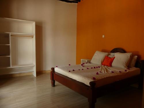 NdiziMalik Villa Matemwe的一间卧室配有一张带红色枕头的床