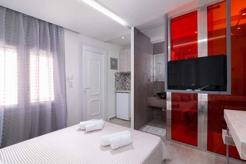 波托什Lena Apartments Potos的一间卧室配有一张床和一台平面电视
