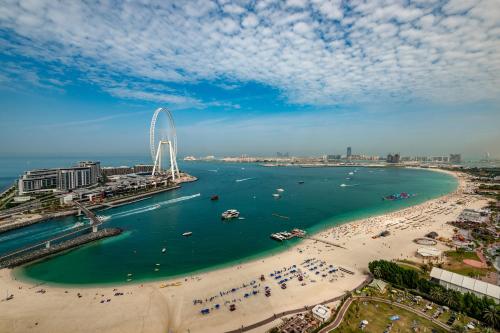 迪拜JBR Beach Hostel - Pool - Walk To JBR Beach - Metro Station的飞轮的海滩空中景观