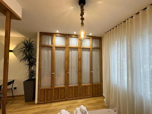 格拉纳达SlabonHome Serrallo的客厅设有大窗户和吊灯。