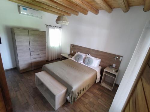 图努扬CAYE Guest House的一间卧室设有一张大床和一个窗户。