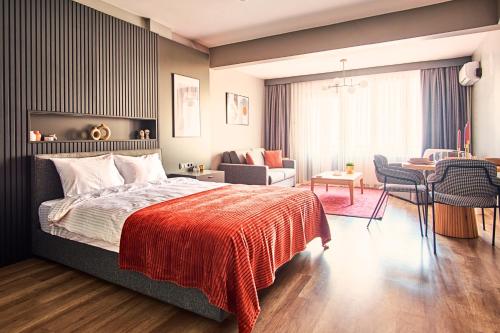 伊斯坦布尔TAKS-INN Suites的一间卧室设有一张床和一间用餐室