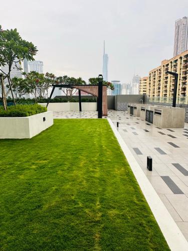 吉隆坡SENTRAL SUITES的建筑屋顶上的绿色草坪