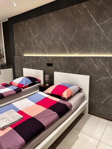 科隆FEWO Cologne, Airport, City的配有两张大理石墙的床铺