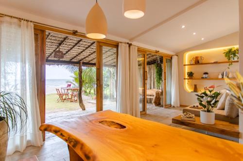 普雷亚Casa PESQUEIRA Preá - Frente Mar!的客厅配有木桌,享有海景