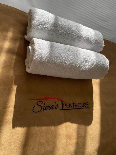 普里什蒂纳Siera's Penthouse的桌子上堆着的毛巾