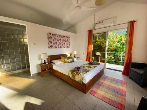 普拉兰Passage du Soleil的一间卧室设有一张床和一个大窗户