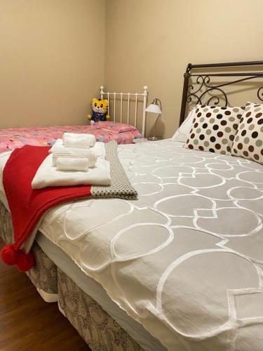 温哥华Hudson House的卧室配有带白色棉被的床