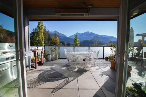 斯阔米什Mountain Serenity Meets Luxury的阳台的天井配有桌椅