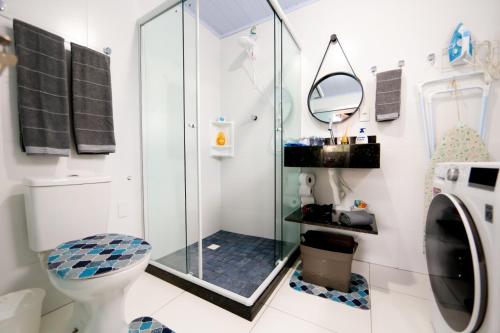 弗洛里亚诺波利斯Studio completo próximo à UFSC的带淋浴和卫生间的浴室