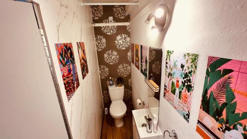 伦敦Rest Boutique Notting Hill的一间带卫生间的浴室和墙上的照片