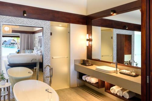 Momi斐济莫米湾万豪度假酒店的一间带水槽、床和镜子的浴室