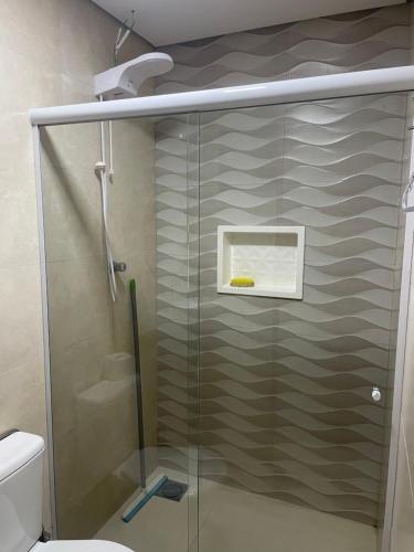 沙帕达-杜斯吉马朗伊斯POUSADA DA MAGA的浴室里设有玻璃门淋浴