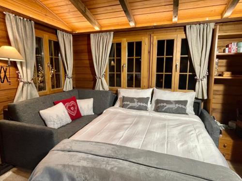 格施塔德Gstaad Chalet的一间卧室配有一张大床和一张沙发