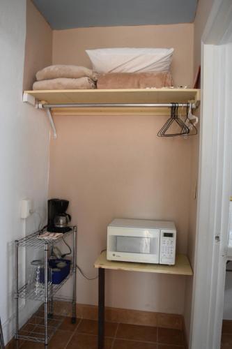 洛雷托Vistas de Loreto的一间卧室配有一张双层床和一张桌子上的微波炉