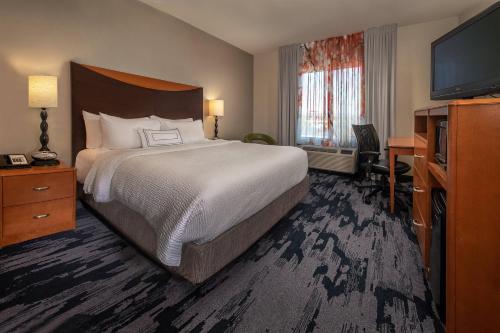 哈里森堡哈里森堡万豪费尔菲尔德套房酒店的配有一张床和一台平面电视的酒店客房