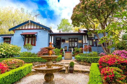 黑荒地KUBBA ROONGA GUESTHOUSE - Boutique Luxury Peaceful Stay & Gardens - showcasing Heritage features & Spa's - Devonshire Tea's n Scones - Breakfast included的一座房子,前面有一个喷泉花园