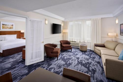 渥太华渥太华卡纳塔费尔菲尔德套房客栈的酒店客房设有床和客厅。