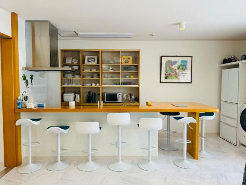 IeIe shima-MONKEY - Vacation STAY 48431v的厨房配有木台面和凳子