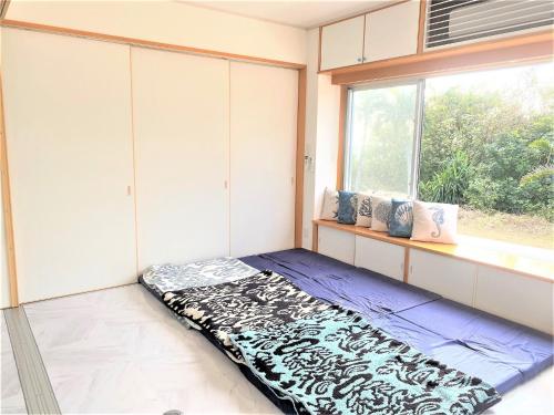 IeIe shima-MONKEY - Vacation STAY 48431v的窗户旁的地板上配有床垫的房间