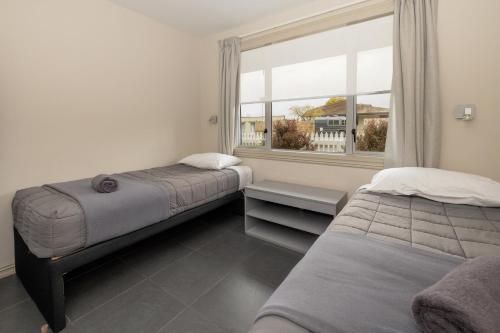 奥阿库尼奥阿库尼前10名假日公园酒店的一间卧室设有两张床和窗户。