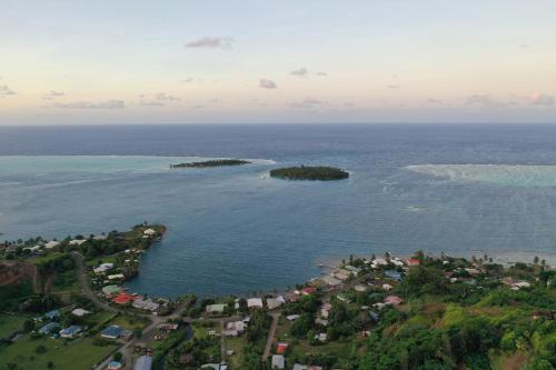 TaputapuapeaCamping TENUI的海洋小岛的空中景观