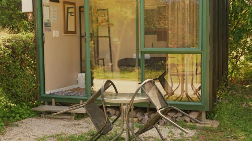 玛拉豪The Barn Cabins & Camp的镜子前的椅子和桌子