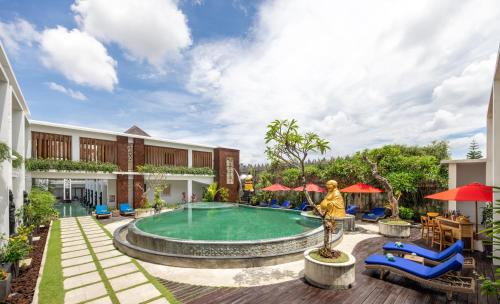 塞米亚克Tonys Villas & Resort Seminyak - Bali的度假村的游泳池