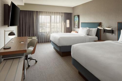 米西索加密西沙加机场企业中心西万怡酒店的酒店客房配有两张床和一张书桌